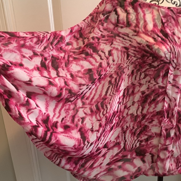 NWOT. Woman’s sheer top with cocoon style fit and elastic cuffed sleeves. - Picture 5 of 10